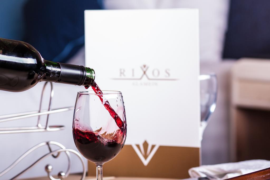Rixos Alamein - Full Board Plus El Alamein Exteriér fotografie Wine being poured into a wine glass