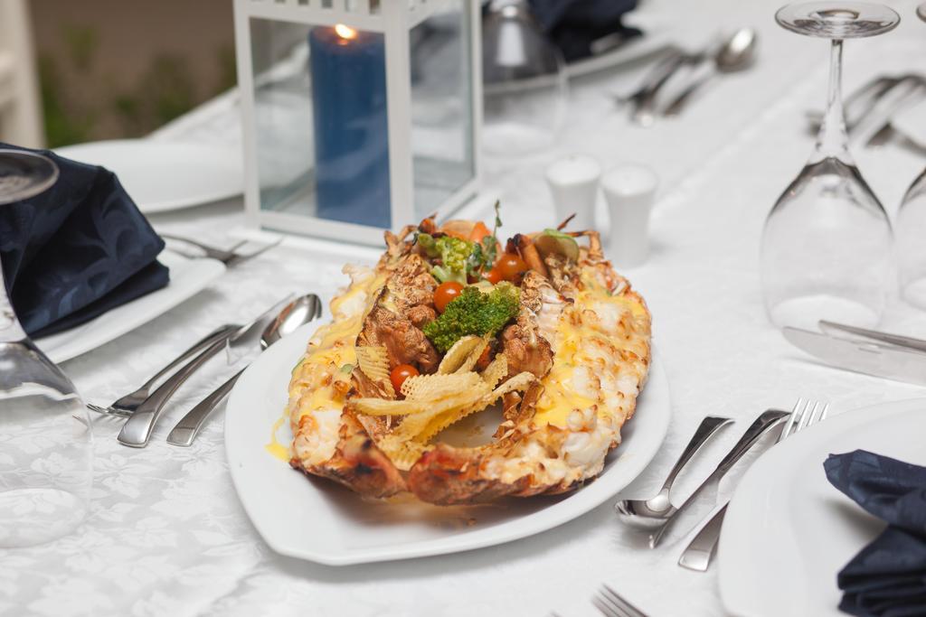 Rixos Alamein - Full Board Plus El Alamein Exteriér fotografie A lobster prepared in the New England style